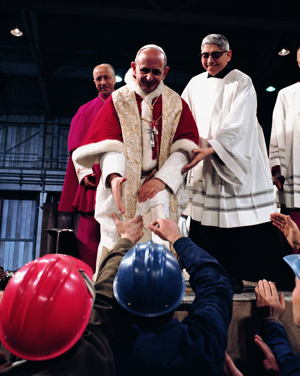Paolo VI tra gli operai delle acciaierie di Taranto per la celebrazione della Messa di Natale, 24 dicembre 1968 (Pepi Merisio)